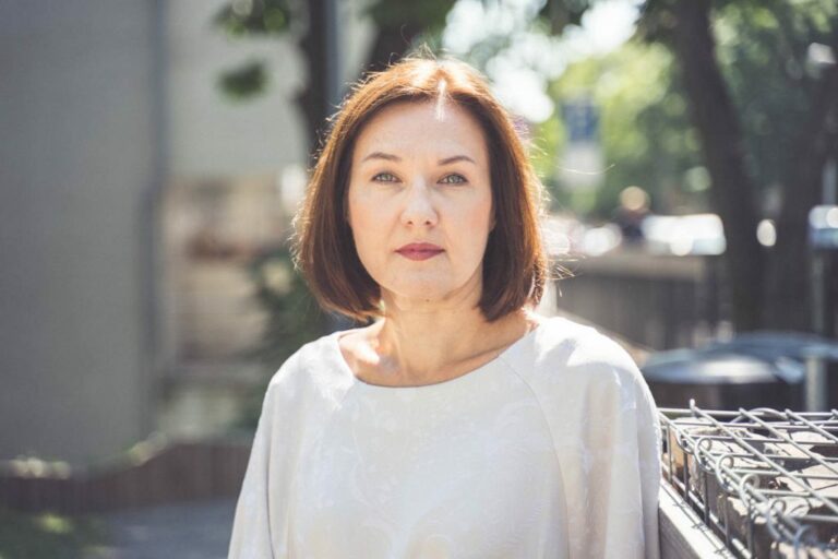 Nepovzbudzujme násilníkov, neospravedlňujme ich útoky na ženy osobnými zlyhaniami